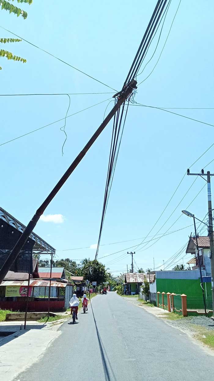 PERLU PERBAIKAN: Tiang listrik kondisi miring di Jalan Keruing, Kuala Kapuas, Kamis (1/7/24). SABRIANOOR/RADAR SAMPIT