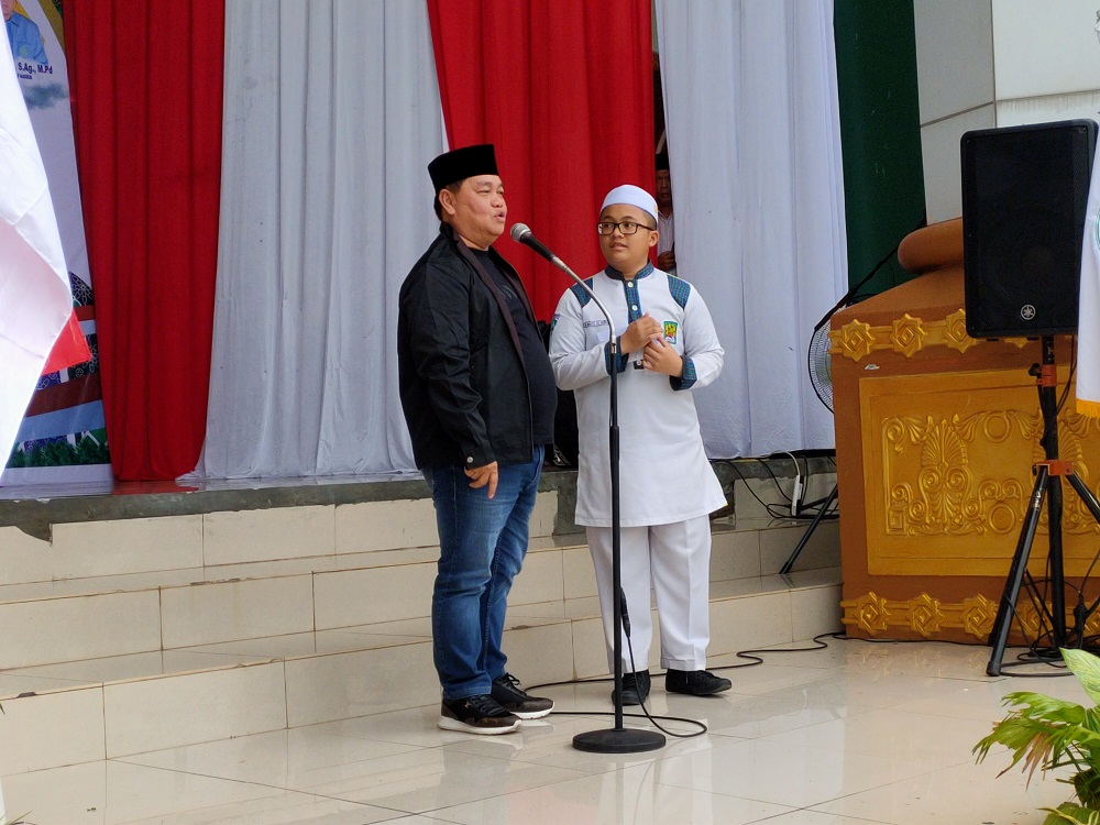 BANGGA: Bupati Kotim Halikinnor saat memberikan apresiasi kepada salah satu tahfidz atau penghafal quran, pada pembukaan FASI XIII di Islamic Center Sampit, Jumat (2/8).