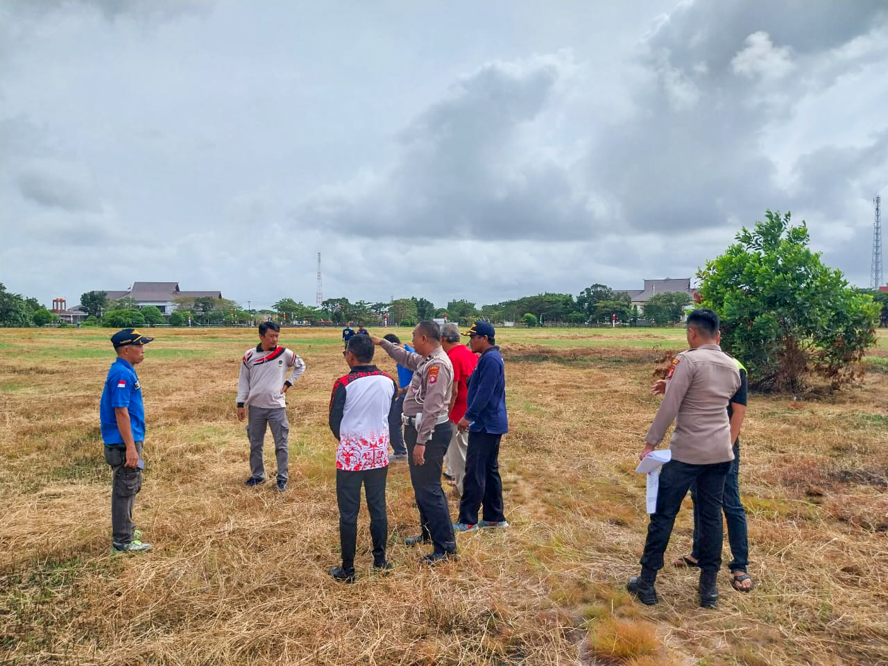 PERSIAPAN: Tim gabungan ketika memeriksa lokasi parkir dan arena yang akan digunakan untuk konser NDX AKA dalam rangka HUT ke 22 Seruyan.