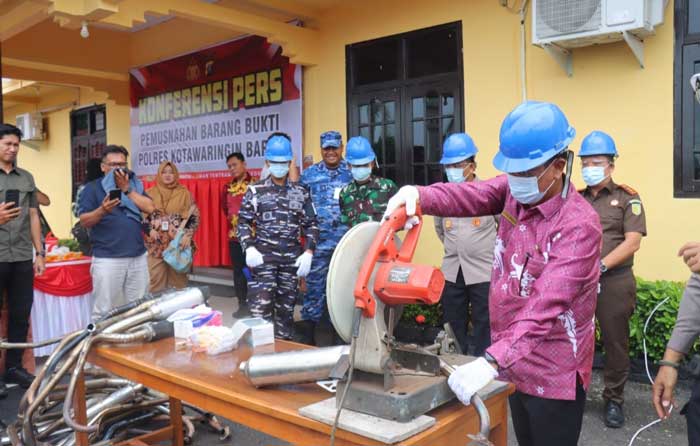 DIMUSNAHKAN: Knalpot brong hasil sitaan selama Operasi Patuh Telabang 2024 dimusnahkan dengan cara dipotong dengan mesin, belum lama tadi. ISTIMEWA/RADAR PANGKALAN BUN