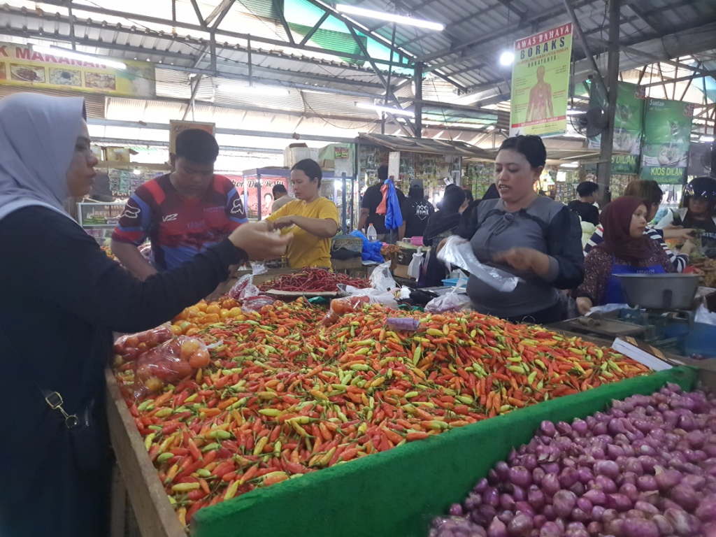 NAIK LAGI : Salah satu aktivitas jual beli di lapak pedagang di Pasar Al Kamal, Kecamatan Baamang, Sampit, kemarin.