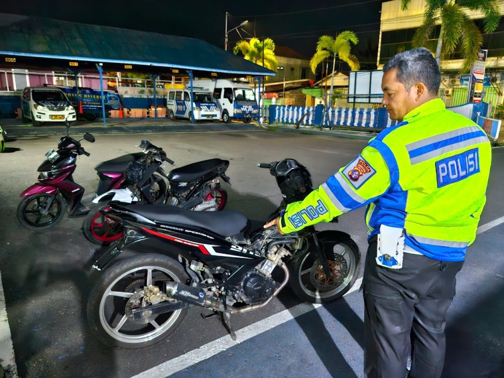 BALAP LIAR : Sepeda motor yang terlibat balapan liar di Taman Kota Sampit ketika diamankan Polantas Polres Kotim. DOKUMEN /RADAR SAMPIT