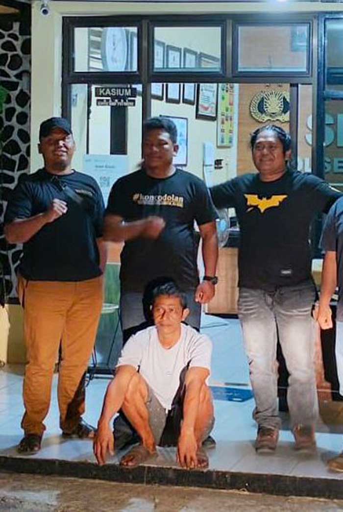 PENGGELAPAN CPO : Sukatman (jongkok) sopir truk tangki yang menggelapkan CPO perusahaan ditangkap di Kabupaten Pacitan, Jawa Timur, belum lama tadi. (ISTIMEWA/RADAR SAMPIT)