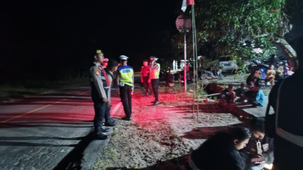 PATROLI: Personel Satuan Samapta Polres Katingan ketika melaksanakan patroli malam di tempat umum di wilayah Katingan Hilir, Selasa (6/8/24). ISTIMEWA/RADAR SAMPIT