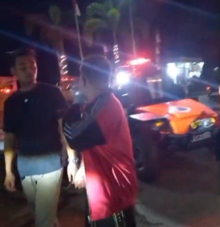 KENA PRANK: Relawan BPK Kuala Kapuas melakukan pengecekan kebenaran informasi kebakaran di ruas Jalan Trans Kalimantan kilometer 7, Kabupaten Kapuas, Senin (5/8/24) malam.