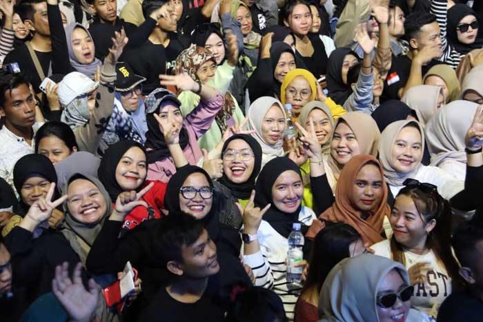 HIBURAN: Konser NDX AKA di Kuala Pembuang, Kabupaten Seruyan sukses mengundang perhatian pengunjung, Selasa (6/8/24) malam. M. RIFANI DEWANTARA/RADAR SAMPIT