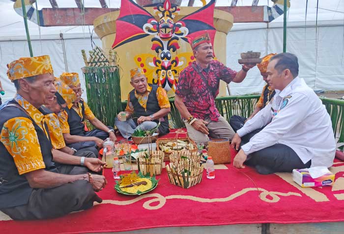 RITUAL: Sebelum festival Babukung, penyelenggara menggelar ritual adat padah pamit yang berharap kegiatan budaya ini bisa berjalan lancar dan tak ada kendala. RIA M. ANGGREANY/RADAR SAMPIT