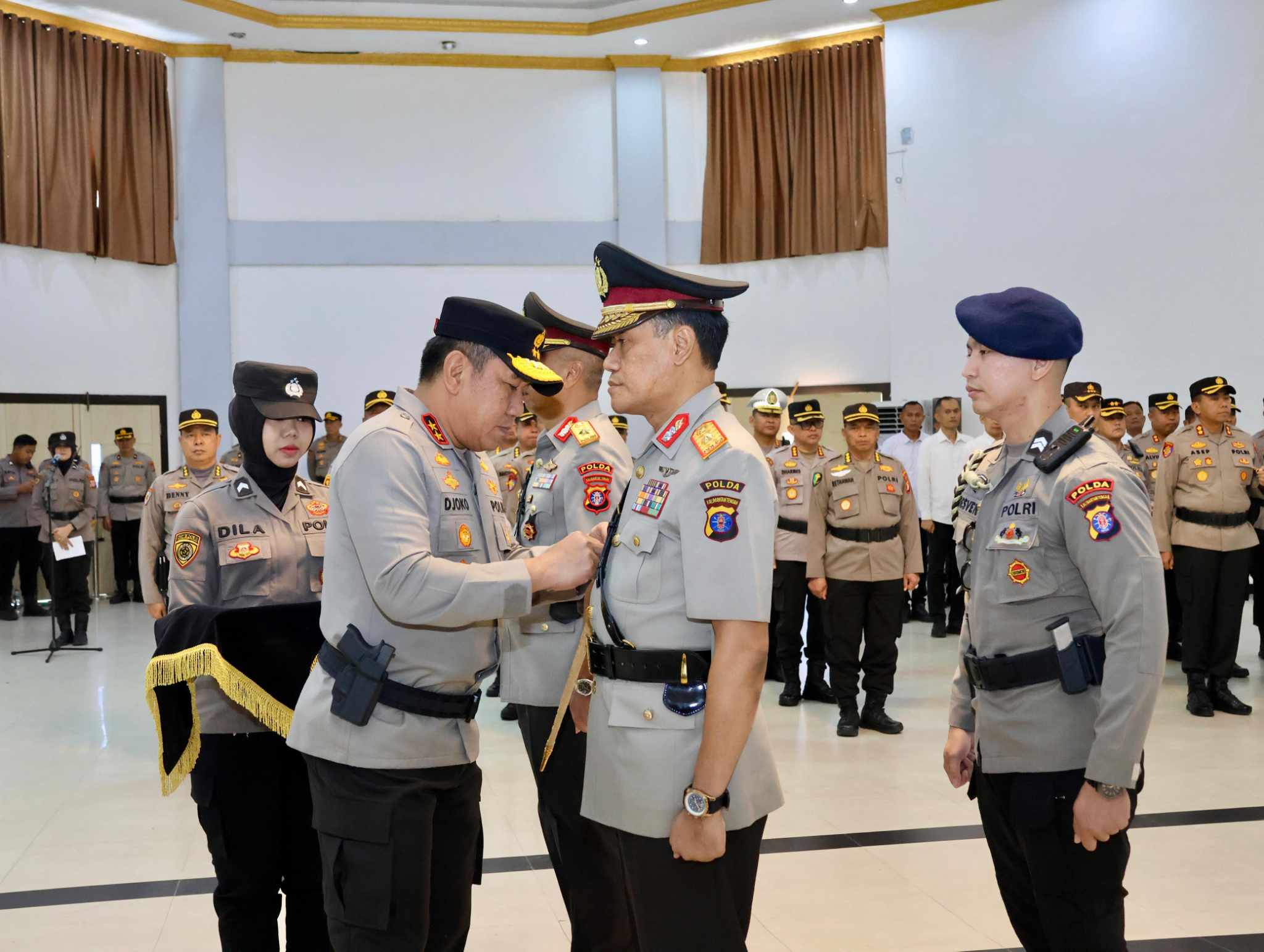 SERTIJAB : Kapolda Kalteng Irjen Pol Djoko Poerwanto memimpin upacara Sertijab Wakapolda Kalteng dari Brigjen Pol M Agung Budijono kepada Brigjen Pol Rakhmad Setyadi. ISTIMEWA/HUMAS POLDA KALTENG