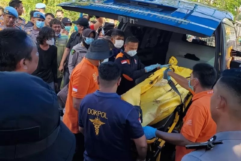 Proses ekshumasi yang dilakukan di kuburan remaja Afif Maulana, 13, di Padang, Sumatera Barat pada Kamis (8/8/2024). (ANTARA/HO-PoldaSumbar)