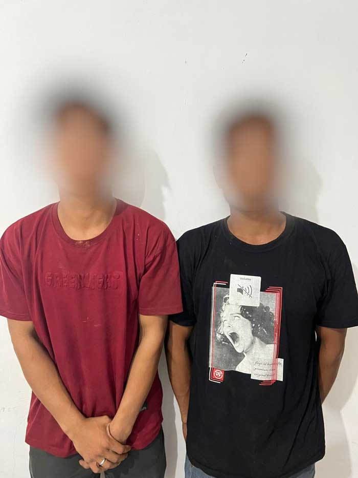 MALING: Dua pelaku pencurian sawit, G (21) dan S (33) diamankan di kantor polisi. ISTIMEWA/RADAR SAMPIT