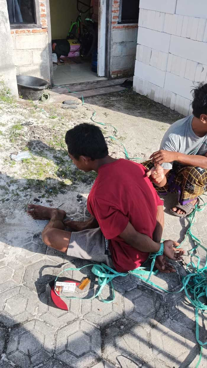 APES : Seorang ODGJ diamankan lantaran dikira maling yang menyelonong masuk rumah warga di Jalan Revolusi, Kecamatan MB Ketapang, Sampit, Sabtu (10/8/24). ISTIMEWA/RADAR SAMPIT