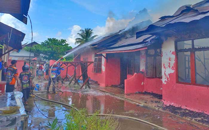 UPAYA PEMADAMAN: Petugas pemadam berupaya memadamkan api yang membakar sebuah kos delapan pindu di Jalan G Obos Palangka Raya, Jumat (9/8).