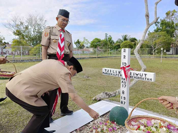 TABUR BUNGA: Pengurus Kwarda Gerakan Pramuka Kalteng menggelar upacara ziarah dan tabur bunga di Taman Makam Pahlawan Sanaman Lampang, Palangka Raya, Senin (12/08/24). DODI/RADAR PALANGKA