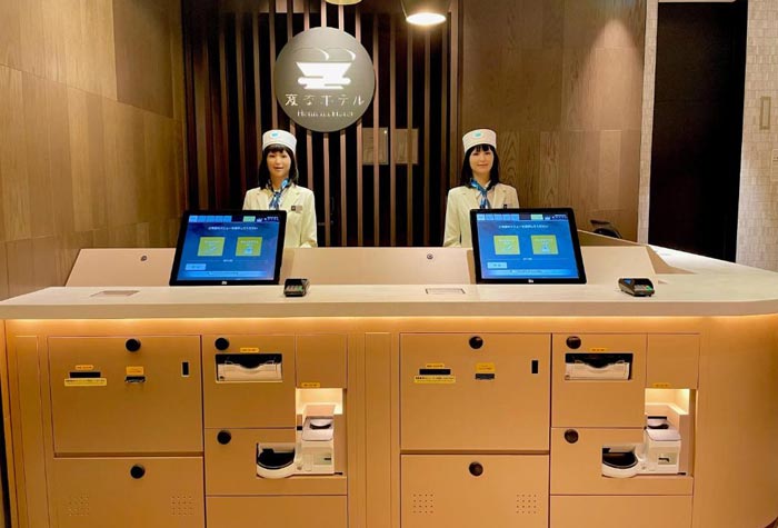 DILAYANI ROBOT: Resepsionis Hotel Henn Na menggunakan tenaga robot.