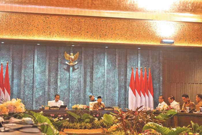 PERDANA: Presiden Joko Widodo didampingi Wapres Ma&rsquo;aruf Amin memimpin rapat kabinet perdana di IKN, Kalimantan Timur, Senin (12/8).