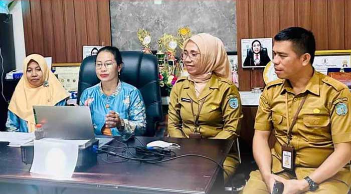 LOMBA POSYANDU: Kader Posyandu Teratai Desa Beruta didampingi Kadinkes Lamandau saat mengikuti penilaian Kader Posyandu Berprestasi Tingkat Nasional, Selasa (13/08/24). RIA M. ANGGREANY/RADAR SAMPIT