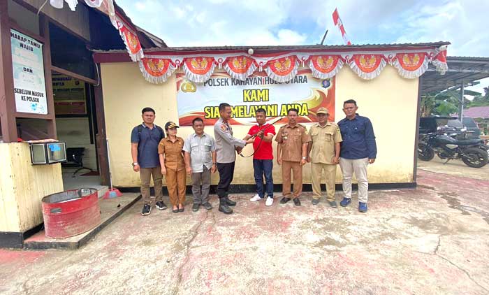 SENPI : Jeki (49) warga Desa Tumbang Ponyoi ketika menyerahkan senpi rakitan kepada anggota Polsek Kahut, Selasa (13/08/24). POLSEK KAHAYAN HULU UTARA FOR RADAR SAMPIT