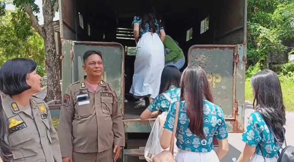 TERCIDUK : Belasan pelajar SMA diangkut truk Satpol PP Kota Palangka Raya lantaran terciduk sedang bolos sekolah, Kamis (15/08/24). ISTIMEWA/RADAR PALANGKA