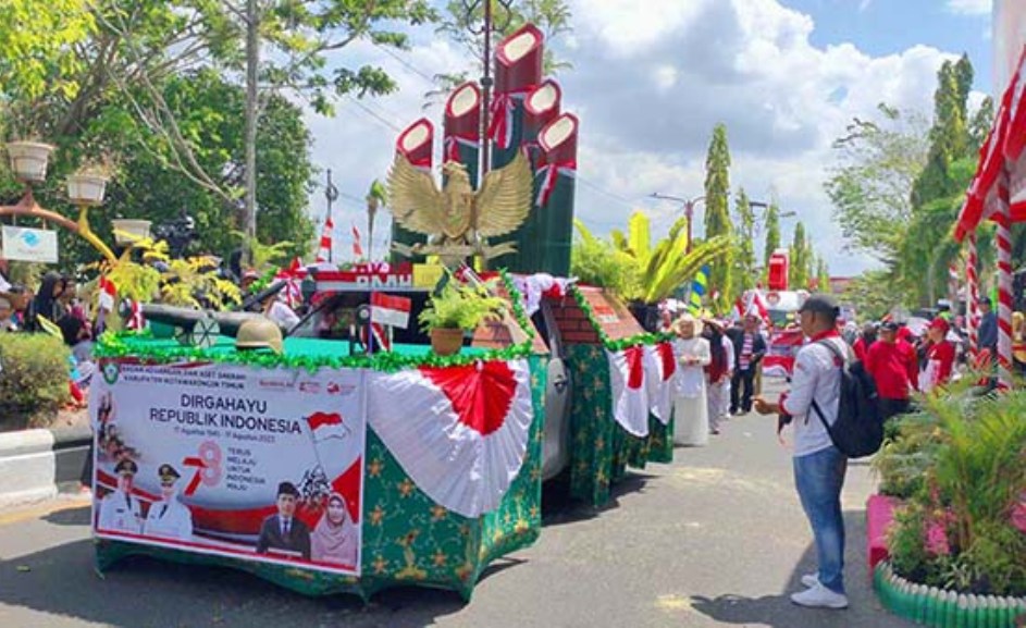 MOBIL HIAS: Salah satu peserta kategori kendaraan hias pada kegiatan pawai pembangunan  HUT Kemerdekaan RI tahun 2023 lalu. (Dok. YUNI/RADAR SAMPIT)