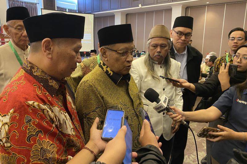 Anggota Dewan Pengarah BPIP K.H. Said Aqil Siroj (tengah) menjawab pertanyaan wartawan usai acara Konsolidasi Kebangsaan di Kuningan, Jakarta, Kamis (15/8/2024).  (Antara)