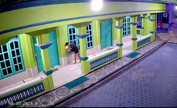 PENCURIAN: Pelaku pencuri uang kotak amal di masjid Baburrahmah, RT 12, Kelurahan Raja, tertangkap kamera pengawas CCTV saat beraksi, belum lama tadi. ISTIMEWA/RADAR PANGKALAN BUN
