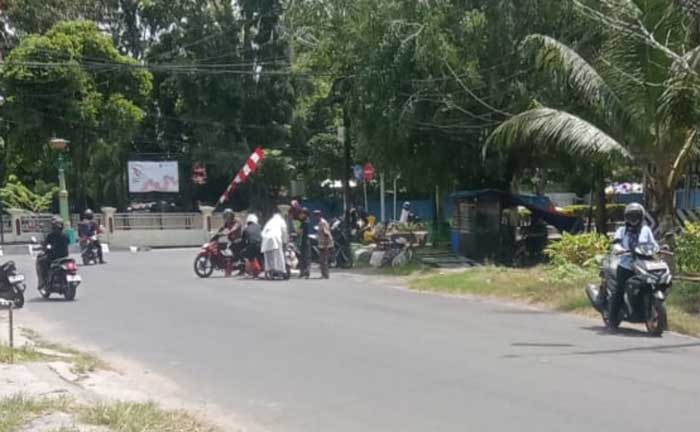 CELAKA: Pengendara sepeda motor terlibat kecelakaan di pertigaan jalan  Tambun Bungai &ndash; Seroja, Kota Kuala Kapuas, Jumat (16/08/24). SABRIANOOR/RADAR SAMPIT