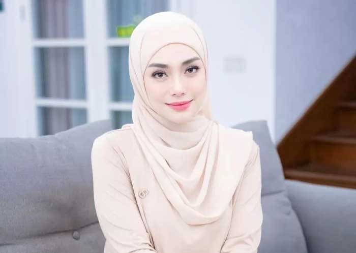 Celine Evangelista sudah memeluk Islam, dan tampak mengenakan hijab pada sejumlah kesempatan. (Instagram Celine Evangelista)
