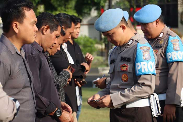 PERIKSA: Propam Polresta Palangka memeriksa kelengkapan personel. Bagi yang melakukan pelanggaran dikenakan tindakan disiplin berupa teguran lisan dan push up. ISTIMEWA/RADAR PALANGKA