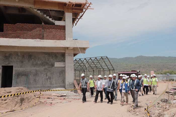 PEMBANGUNAN: Pj Bupati Aceh Besar Muhammad Iswanto meninjau pembangunan Gedung Amanah di kawasan Industri Aceh, Kia Ladong Aceh Besar, Rabu (26/6).