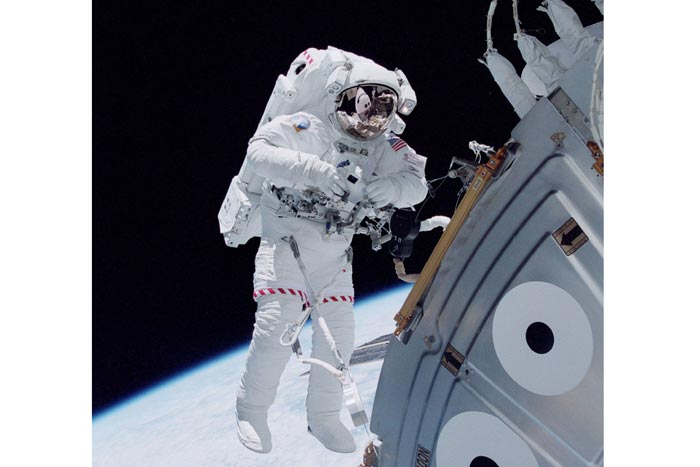 NOL GRAVITASI: Salah satu astronot di stasiun antariksa.