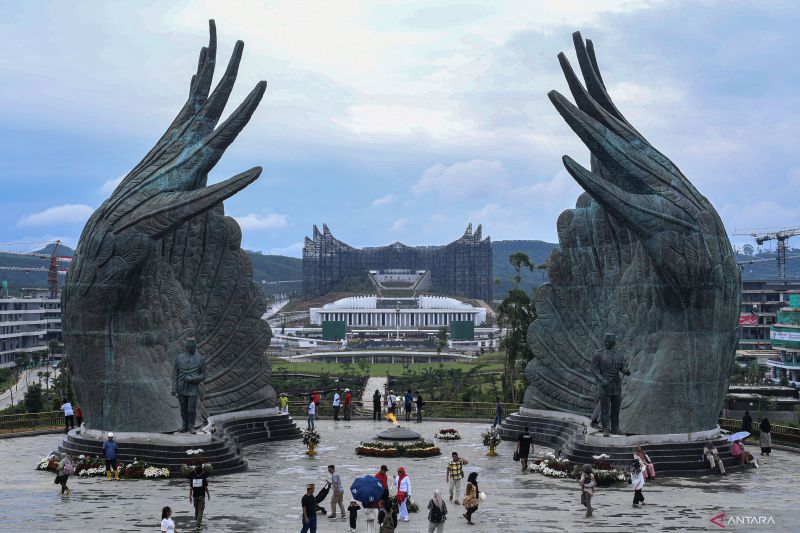 WISATA IKN: Warga berjalan dan berfoto di Taman Kusuma Bangsa, Ibu Kota Nusantara (IKN), Penajam Paser Utara, Kalimantan Timur, Minggu (18/8/2024). (ANTARA FOTO/MUHAMMAD ADIMAJA/NZ)