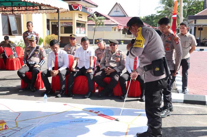 PENGAMANAN: Kabag Ops Polres Seruyan AKP Herbet Parluhutan Simanjuntak menjelaskan strategi pengamanan Pilkada Serentak 2024. M. RIFANI DEWANTARA/RADAR SAMPIT