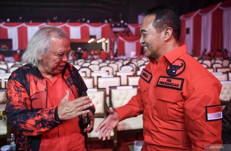 Politisi senior PDI Perjuangan Panda Nababan (kiri) berbincang dengan kader Andika Perkasa (kanan) saat Rapat Kerja Nasional (Rakernas) V PDI Perjuangan. (ANTARA)