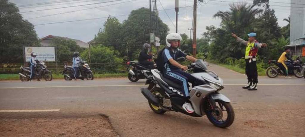 SIAGA: Personel Kepolisian Cempaga bersiaga mengatur arus lalu lintas, Senin (26/8) pagi. ISTIMEWA/RADAR SAMPIT