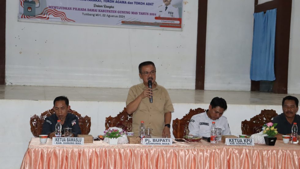 BERI SAMBUTAN: Pj Bupati Gumas Herson B Aden saat melakukan pertemuan dengan camat, lurah, kades, tokoh masyarakat, tokoh agama, dan tokoh adat di Kecamatan Kahayan Hulu Utara, pekan lalu.