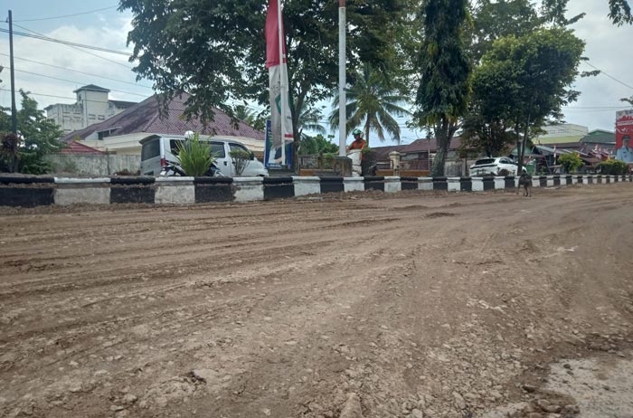 MASIH PERBAIKAN: Ruas timur Jalan HM Arsyad yang masih dalam tahap pengerjaan, Senin (26/8).