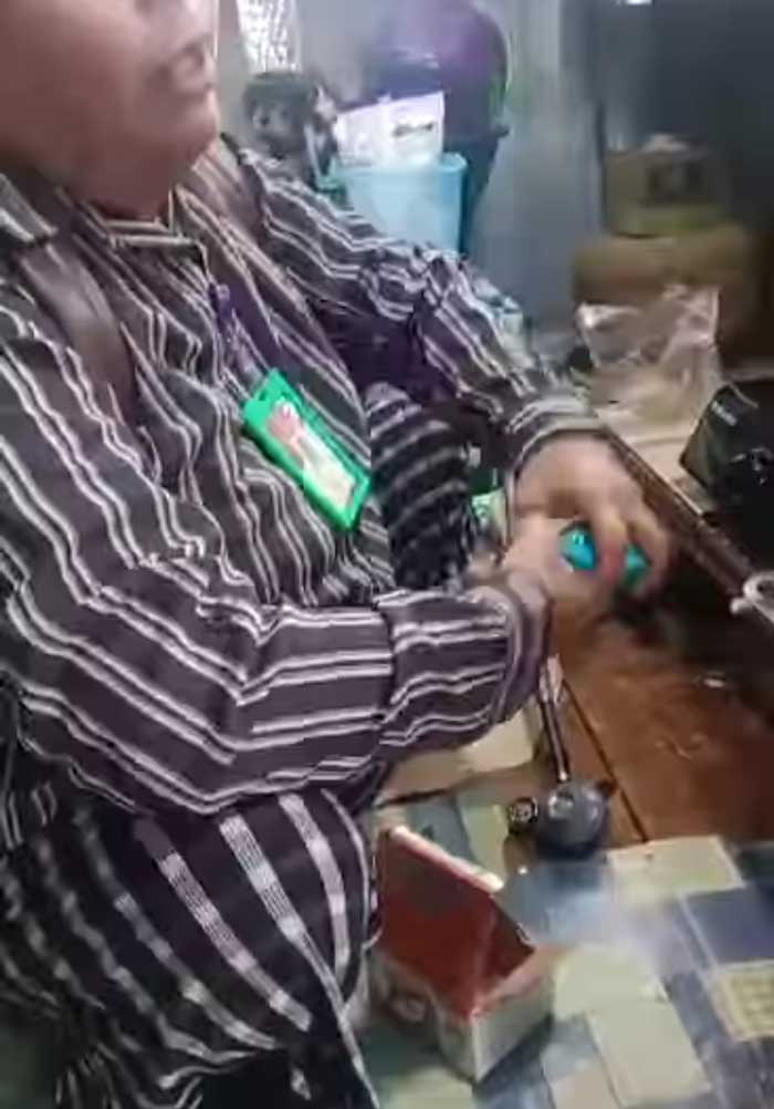 BIKIN KESAL: Oknum sales regulator tabung gas yang membuat para emak-emak kesal sempat direkam video warga. ISTIMEWA/RADAR SAMPIT
