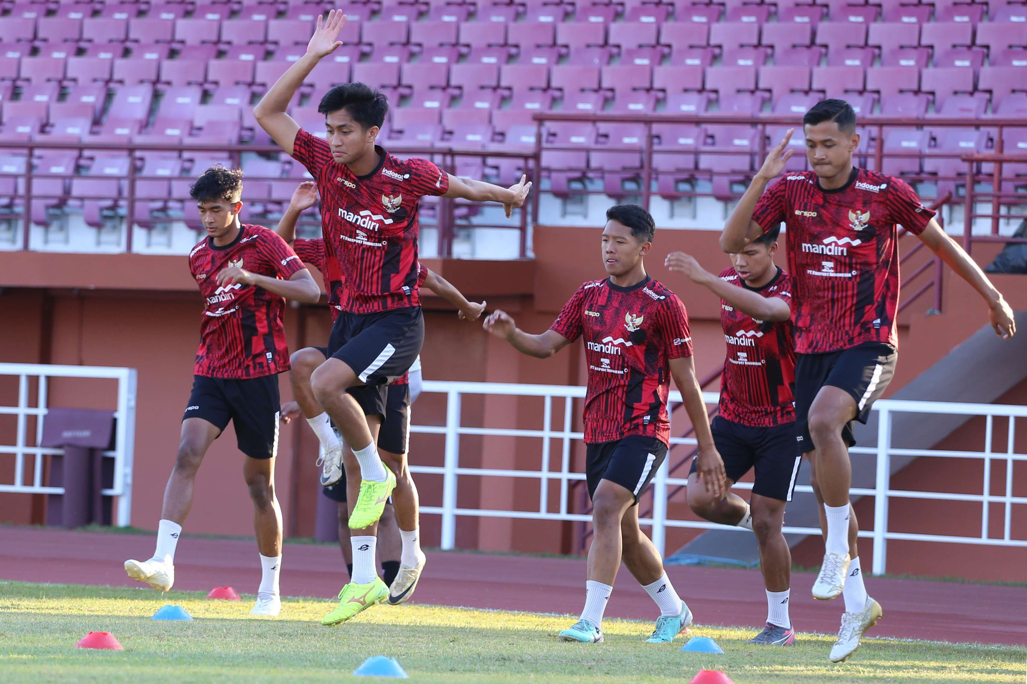 Beberapa pemain timnas U19 saat berlatih