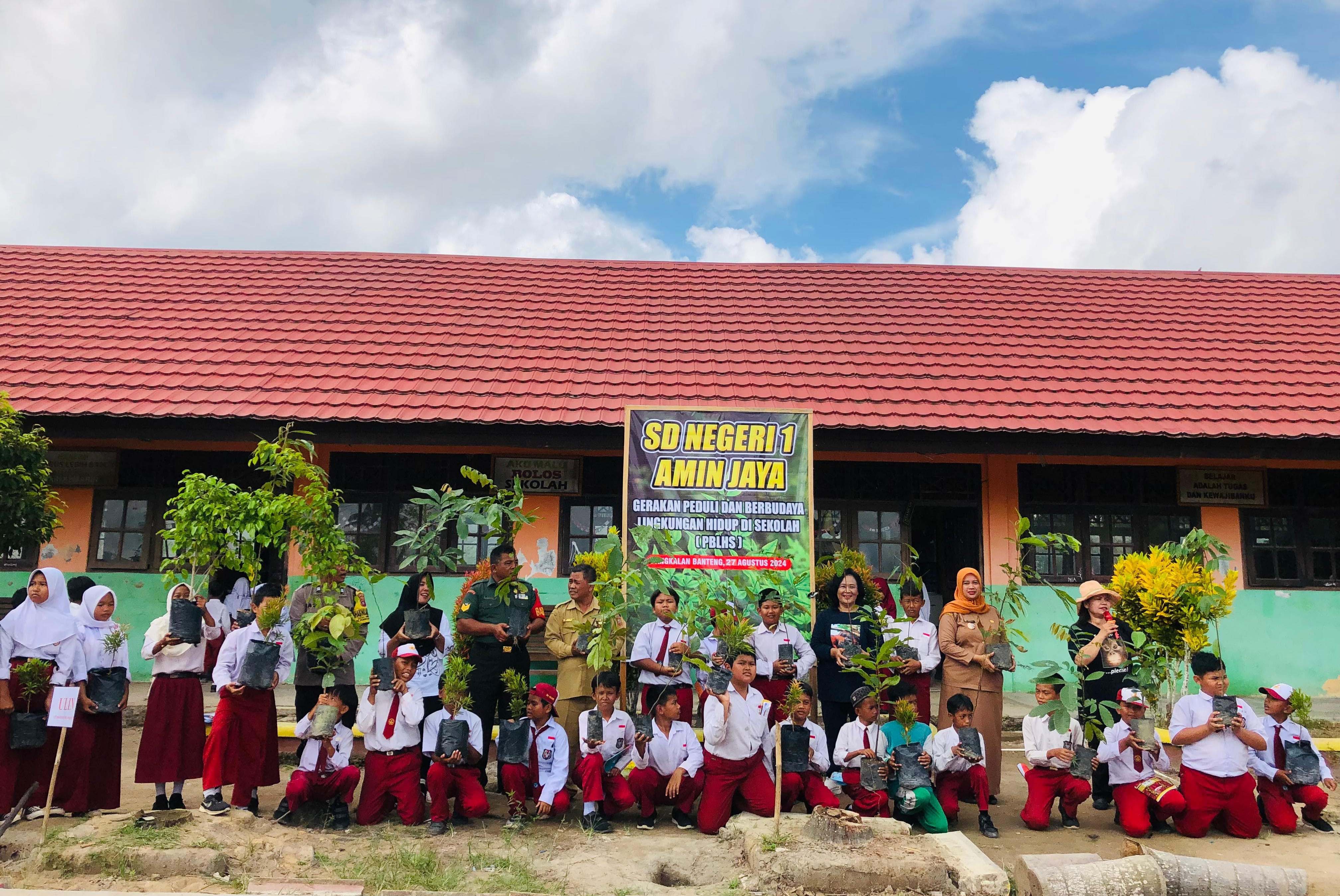 gerakan Peduli dan Berbudaya Lingkungan Hidup Sekolah (PBLHS) dengan melakukan penanaman pohon, Selasa (27/8/2024) (Istimewa)