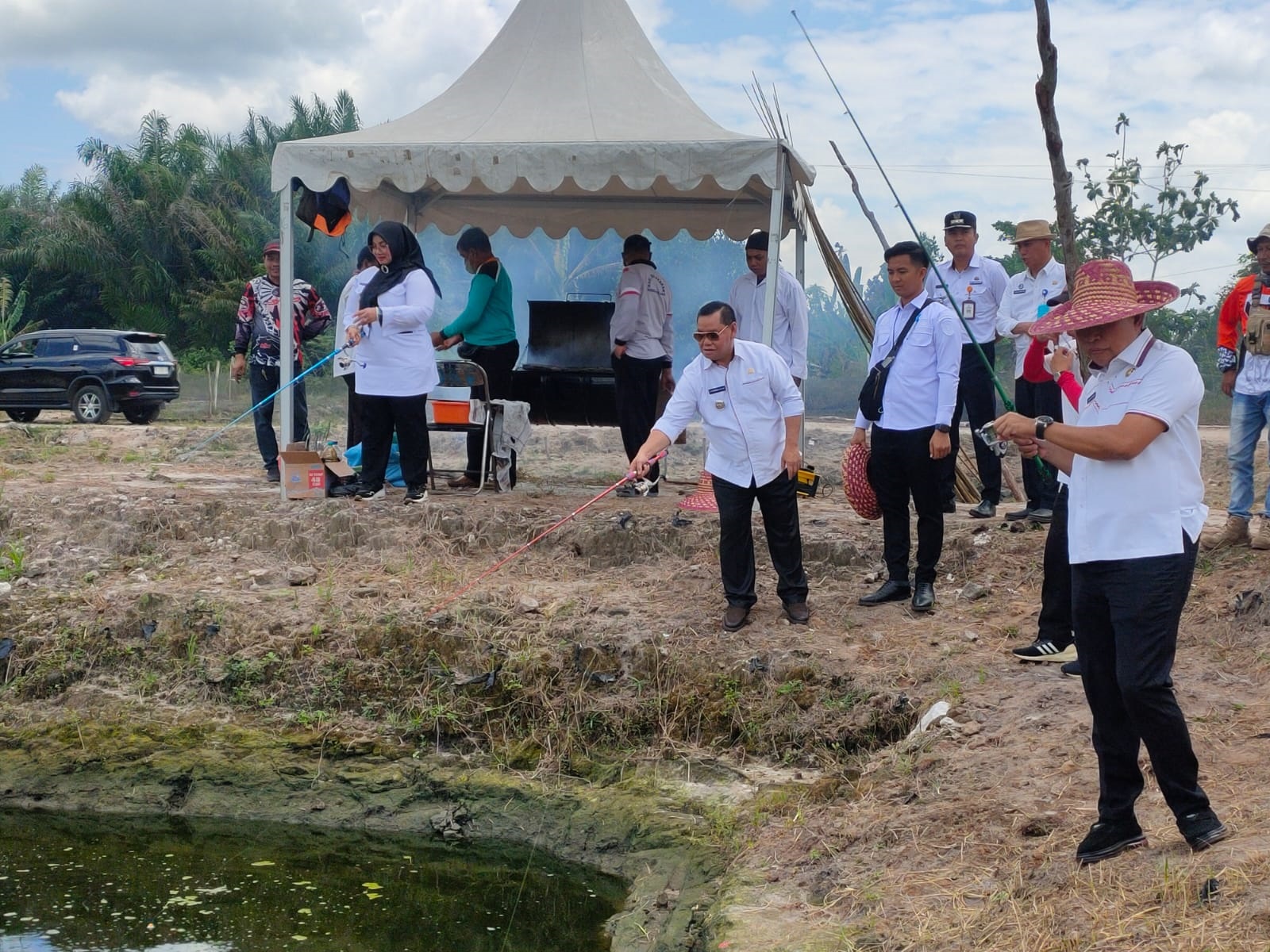 Bupati Kotim Halikinnor, saat memancing ikan di kolam ikan di sekitar Kota Sampit.
