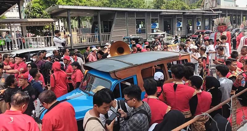 Oplet Si Doel di tengah-tengah massa PDIP yang mengantarkan pasangan Pramono Anung-Rano Karno ke KPU DKI Jakarta, Rabu (28/8). (Tazkia Royyan/JawaPos.com)