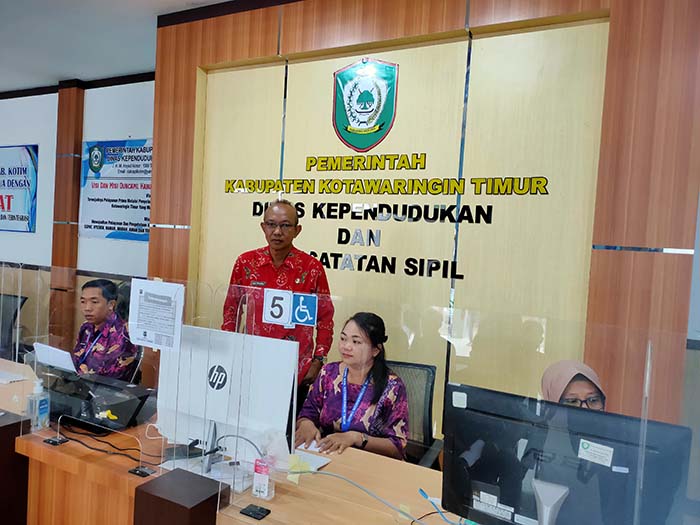 PELAYANAN: Pelayanan Adminduk di Kantor Disdukcapil Kotim. (Dok. YUNI/RADAR SAMPIT)
