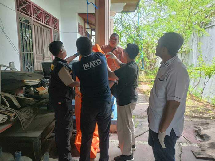 BUNUH DIRI: Unit Inafis Satreskrim Polresta Palangka Raya mengevakuasi jenazah pria yang ditemukan tewas gantung diri di sebuah rumah, Kamis (29/08/24). ISTIMEWA/RADAR PALANGKA