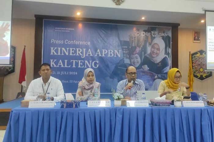 Kakannwil DJPb Kalteng Wawan Juswanto (dua dari kanan) beserta jajaran menyampaikan kinerja APBN di provinsi setempat, Palangka Raya, Kamis (22/8/2024). (Antara)