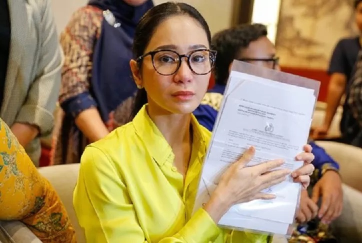 Bunga Zainal saat menggelar jumpa pers dan meceritakan kronologi kasus penipuan yang dialaminya. (KAPANLAGI)