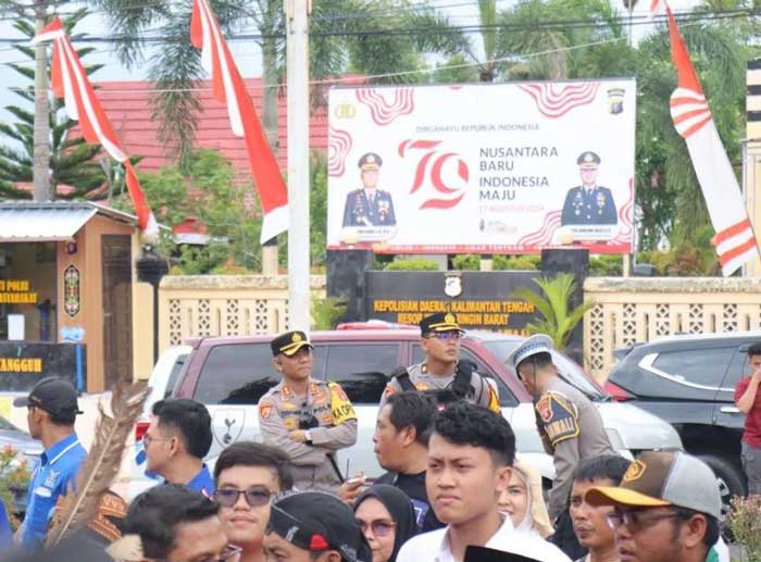 ANTISIPASI: Kapolres Kotawaringin Barat AKBP Yusfandi Usman saat memantau pengamanan proses pendaftaran paslon Pilkada Kobar 2024, Kamis (29/08/24). (Istimewa/Radar Pangkalan Bun)