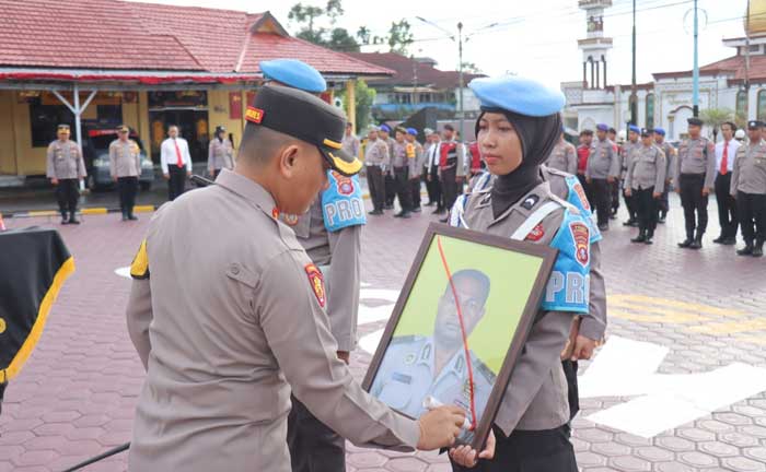DIPECAT: Upacara PTDH Bripka JDW dilaksanakan di halaman Mapolres Kobar, Jumat (30/08/24). ISTIMEWA/RADAR PANGKALAN BUN