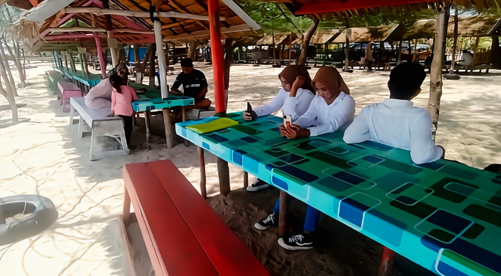 REKREASI: Sejumlah warga yang berkunjung ke salah satu rumah makan yang berada di pesisir pantai Sukamara.