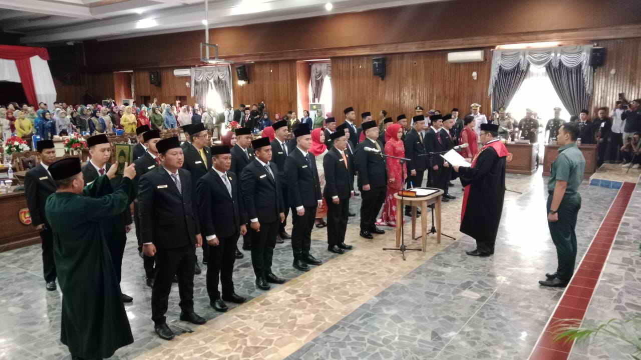 WAKIL RAKYAT: Prosesi pelantikan 30 anggota DPRD Kotawaringin Barat, Senin (19/8/2024).