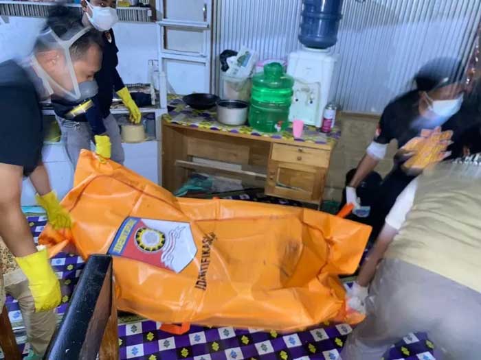 Tim SAR gabungan saat mengevakuasi jasad M. Yusuf (23) yang ditemukan mengembang dan tersangkut di pintu air PLTA Ubrug tepatnya di Kampung Cikuya, Desa Tenjojaya, Kecamatan Cibadak (antara)